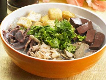 Miến tiết canh vịt: một món ăn ở Nam Kinh, miến ăn kèm với tiết canh vịt, đậu hủ, gan, mề.