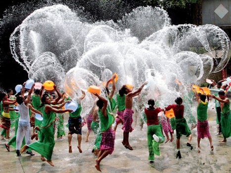 Tháng 4 hàng năm là dịp người dân Thái Lan đón chào ngày Tết cổ truyền dân tộc. Tết Songkran là một trong những lễ hội lớn nhất của người dân xứ sở chùa vàng, một trong những hoạt động chính của Tết Songkran là lễ hội tạt nước. Người Thái quan niệm rằng, tạt nước nhằm xóa đi những xui xẻo, mệt mỏi của năm cũ để đón một năm mới tươi đẹp hơn.