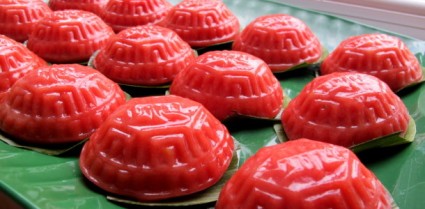 Một loại bánh hình con rùa làm từ gạo nếp và nhân ngọt bên trong, bánh có hình con rùa vì người Trung Quốc tin rằng ăn rùa sẽ sống thọ và mang đến may mắn. 